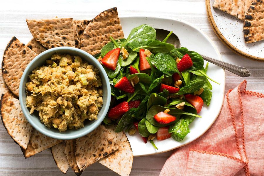 Chickpea “tuna” with lavash wedges and spinach-strawberry salad